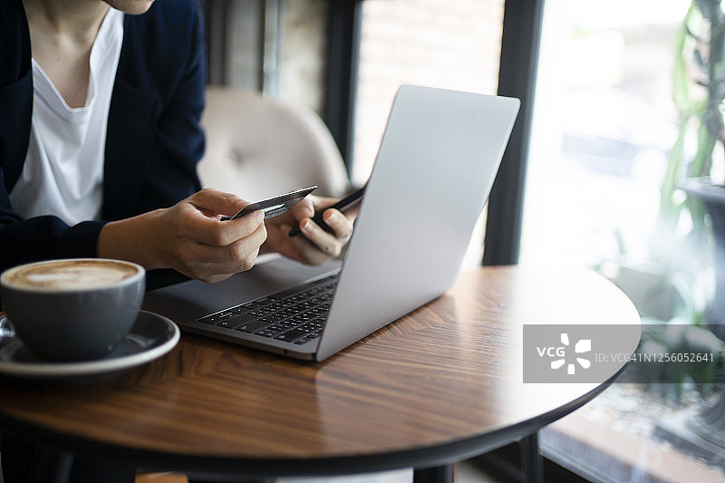 亚洲自由职业者女孩在咖啡馆与朋友在线合作的特写镜头图片素材