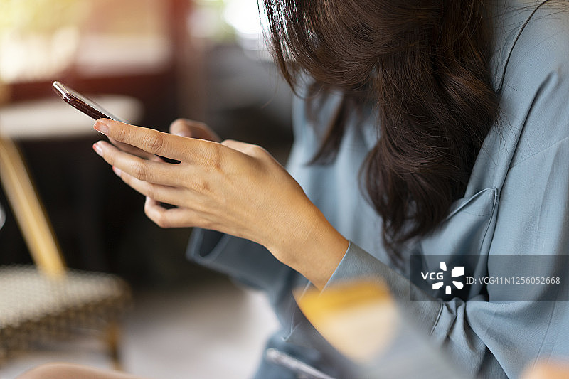 与朋友在线合作后感到压力的亚洲自由职业女孩图片素材