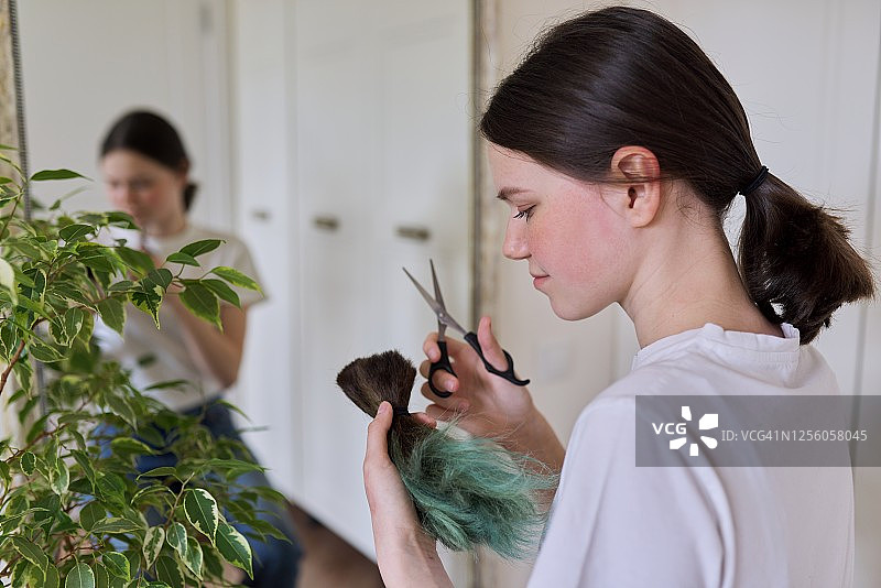 女孩在家理发，青少年剪头发图片素材