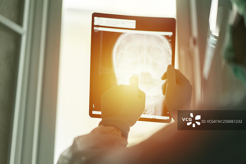 亚洲女医生特写：戴防护面罩和PPE防护服，抗击新冠疫情图片素材