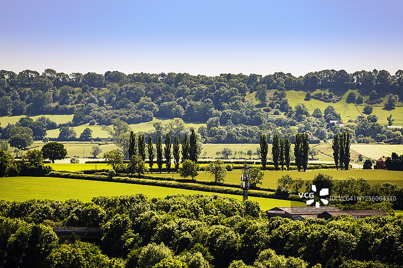 从伯顿·达塞特山丘俯瞰英国沃里克郡中部景观图片素材