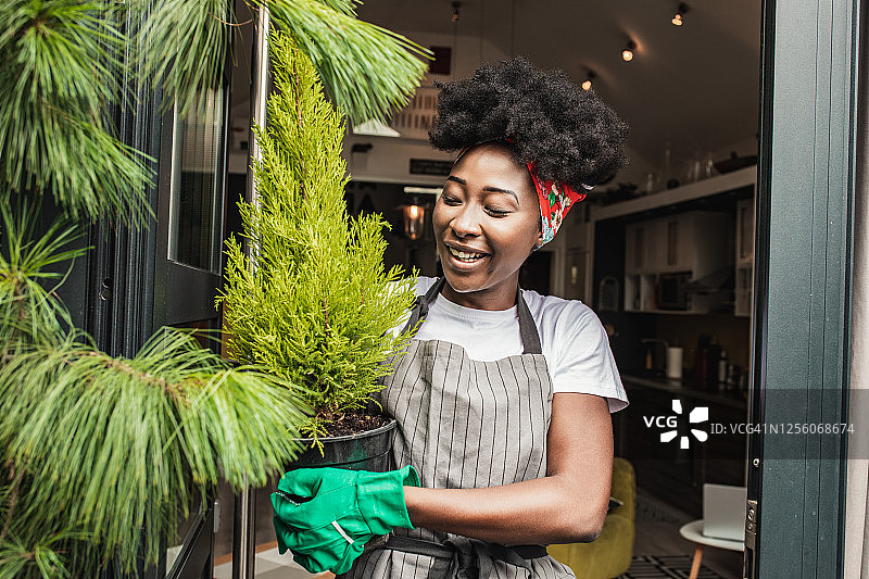 一位年轻的非洲裔美国女性在家中享受园艺图片素材