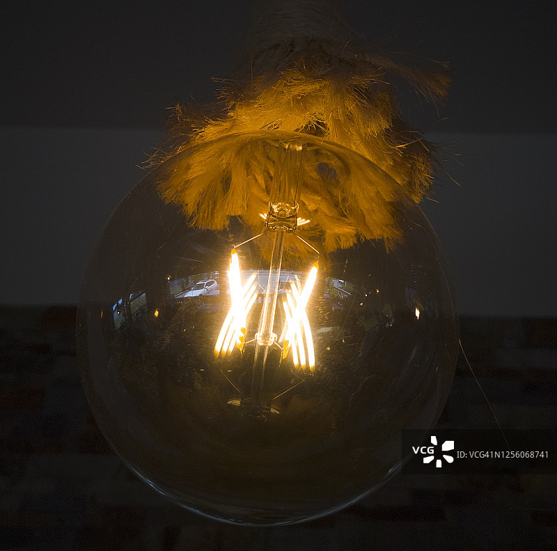 绳子缠绕的节能灯泡图片素材