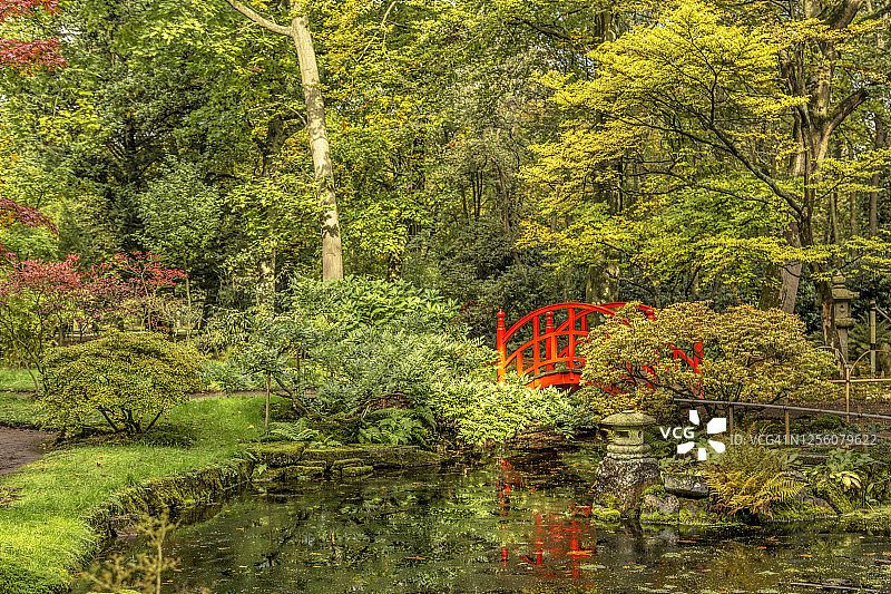 克林根达尔公园日式花园中的红桥图片素材