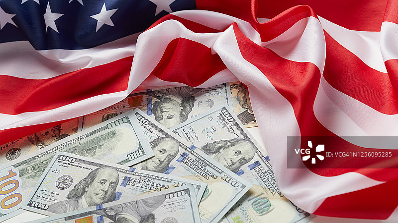 美元钞票和美国国旗背景Paycheck Protection Program概念图片素材