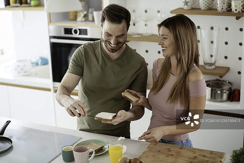 年轻夫妇在家吃早餐图片素材