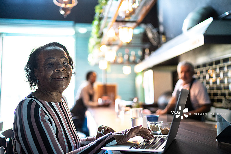 在餐厅工作的年长女性 портрет图片素材