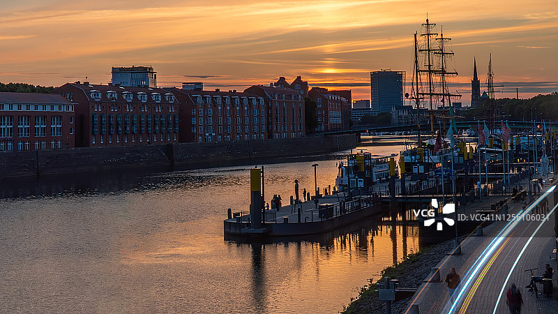 欧洲不莱梅威悉河畔的夏日落日景观图片素材