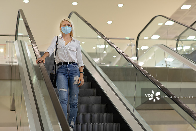 戴医用口罩保护自己的女人图片素材