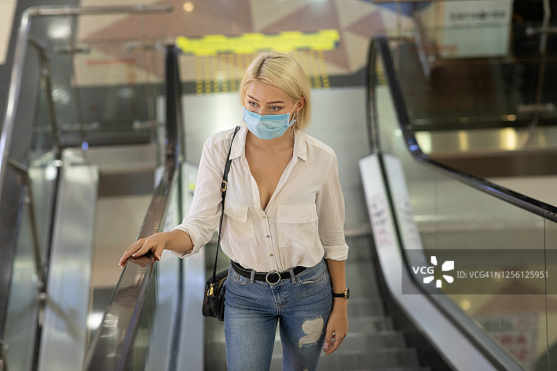 商场内乘坐扶梯的女人图片素材