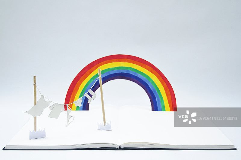 带彩虹的晾衣绳立体书图片素材