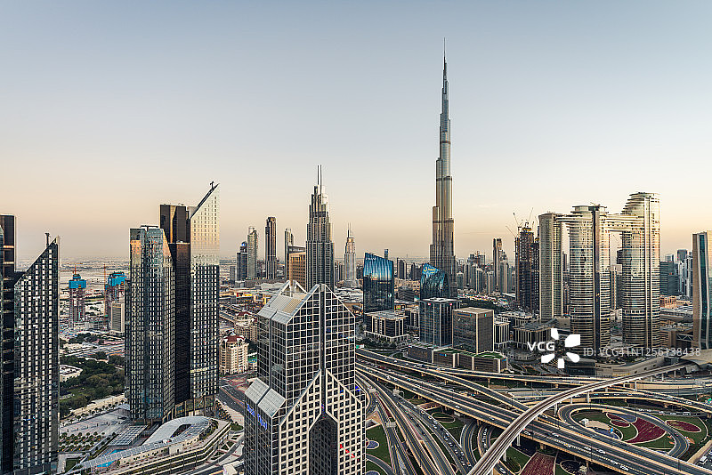 日落时分迪拜天际线鸟瞰图片素材