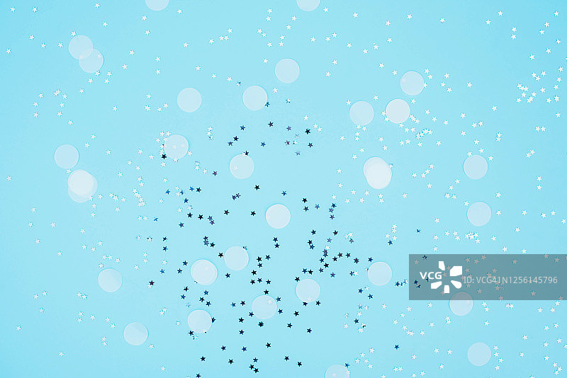 浅蓝色背景，带有圆形和星形纸屑图片素材
