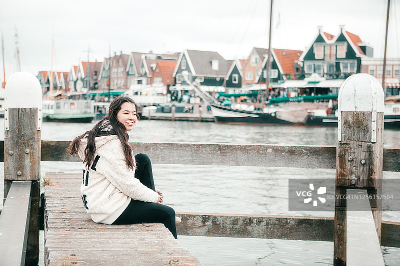 在荷兰沃伦丹欣赏风景的女游客图片素材