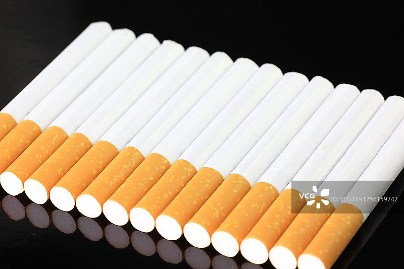 黑色背景上的香烟图片素材