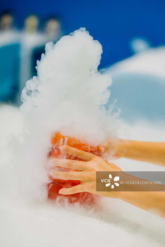 孩子的手拿着装有食用烟雾液氮的瓶子图片素材