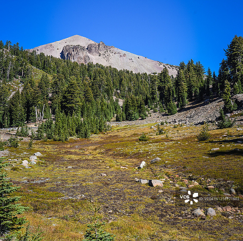 拉森山峰草地风光图片素材