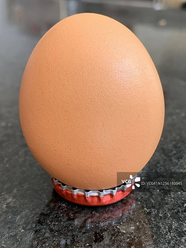 瓶盖上的鸡蛋图片素材