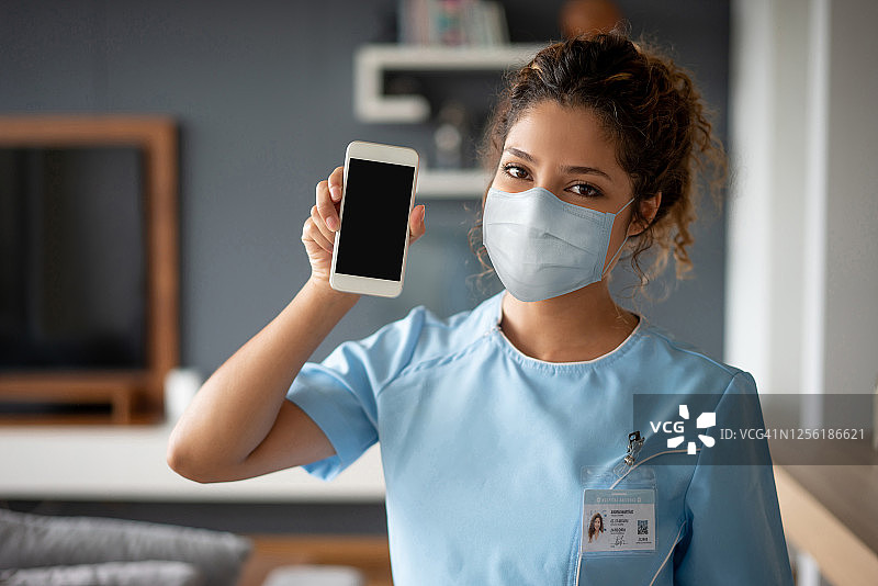 护理员戴着口罩进行家访图片素材