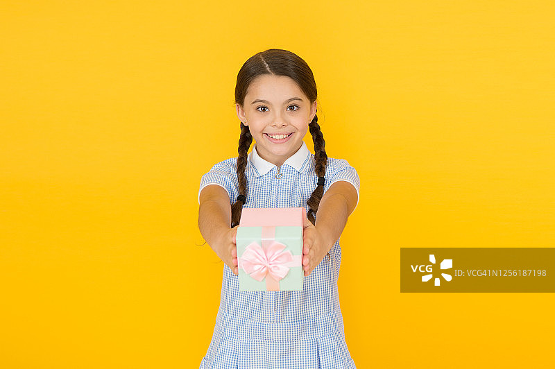 购物时间：复古女孩赠送礼盒图片素材