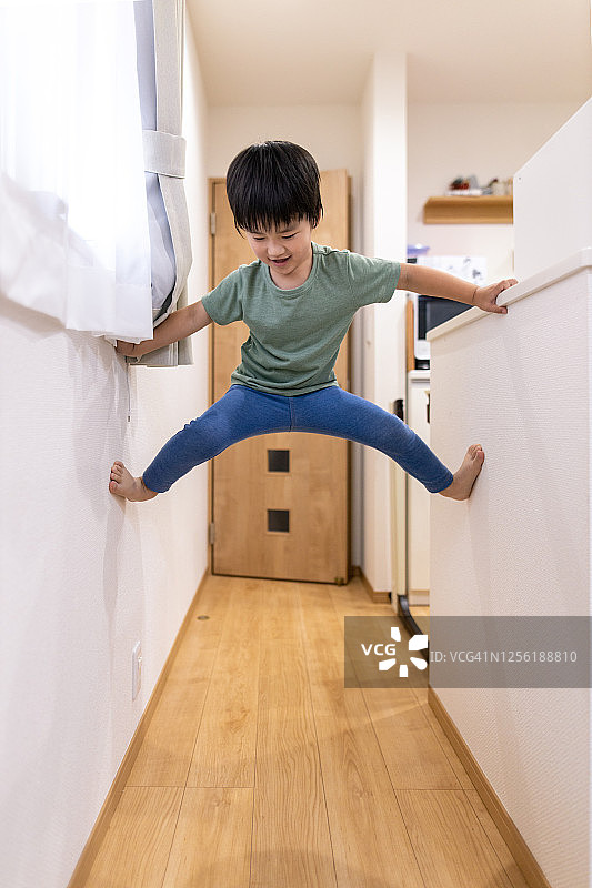 在客厅里向上爬的小男孩图片素材