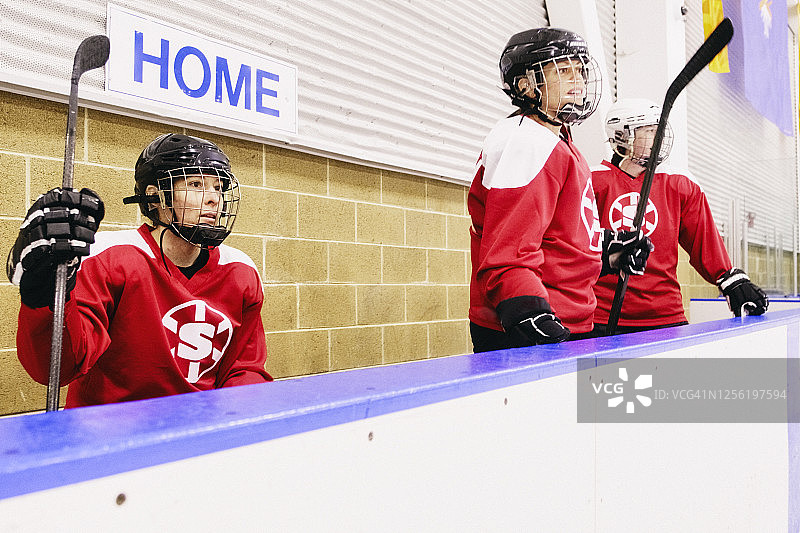 女子冰球队员在替补席上图片素材