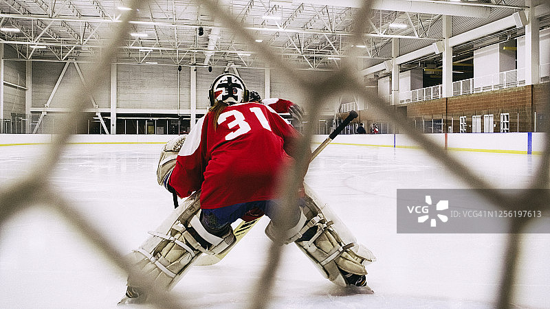 冰上的女子冰球守门员图片素材