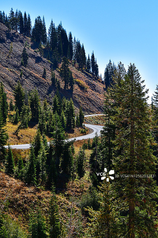 拉森山：硫磺矿场的蜿蜒道路图片素材