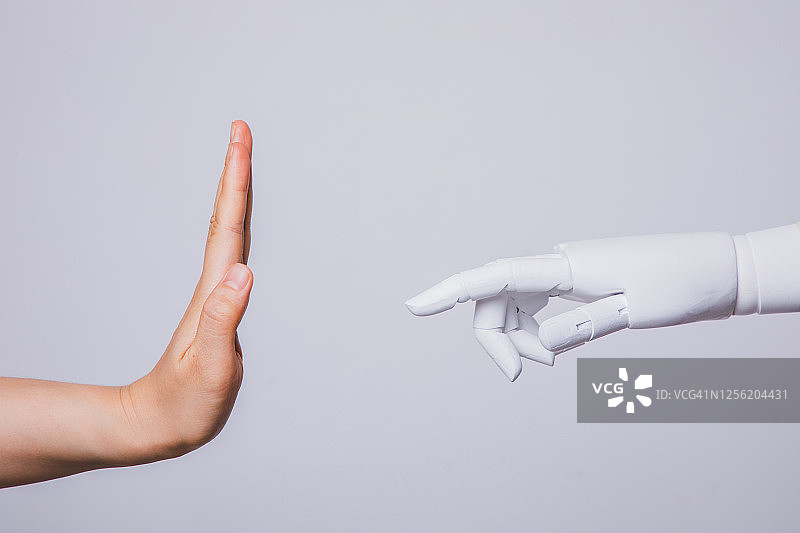 人手抬起拒绝机器人手（人类拒绝AI的概念）图片素材