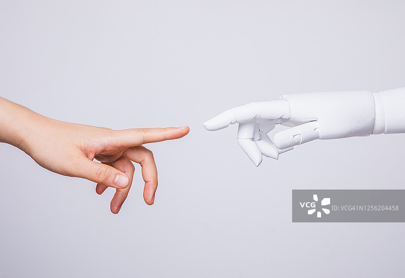 人手伸向机械手图片素材