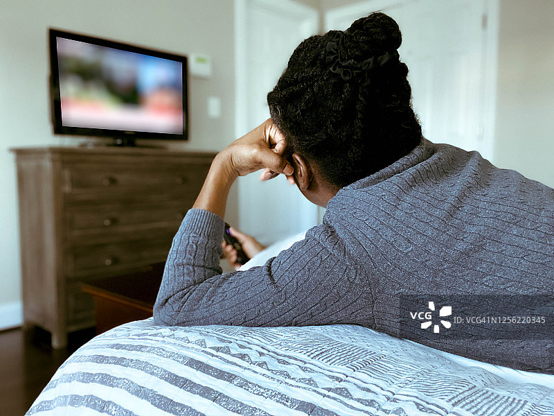 女人在床上看电视图片素材