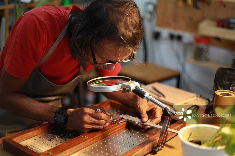 小型企业：使用精密工具的木匠图片素材