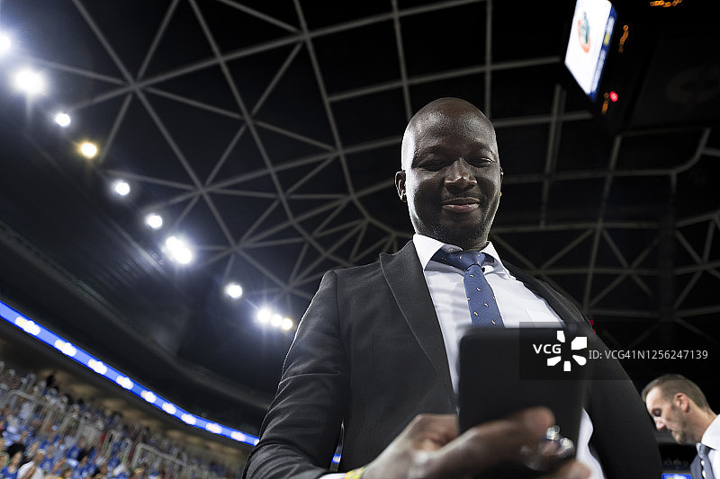 教练使用智能手机图片素材