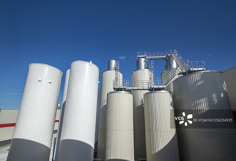 啤酒厂金属发酵罐图片素材