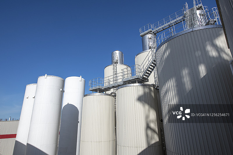 啤酒厂金属发酵罐图片素材