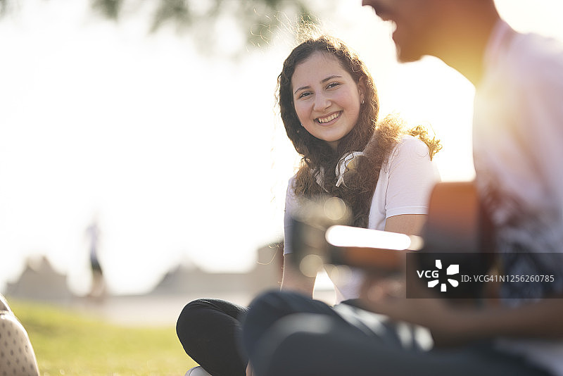 年轻女孩和朋友们玩得很开心图片素材