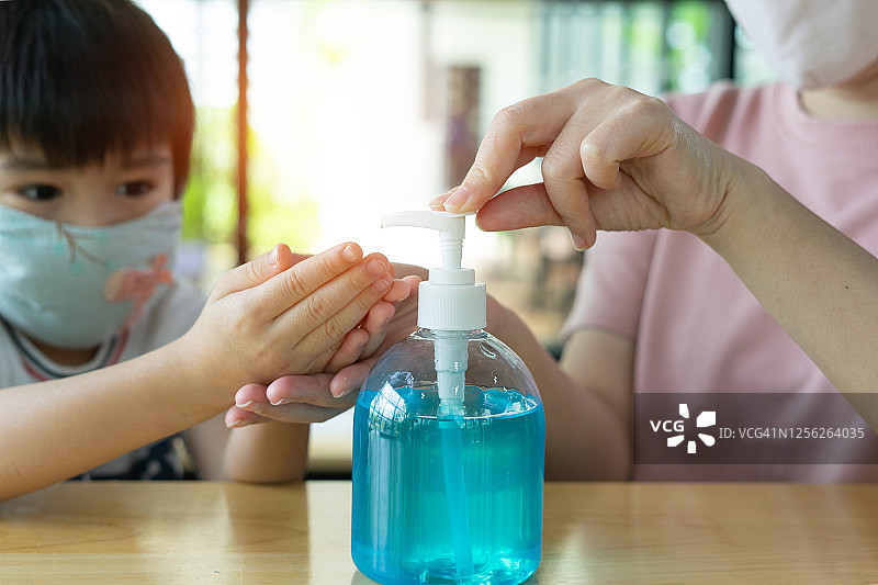 免洗洗手液概念，免洗凝胶，酒精图片素材