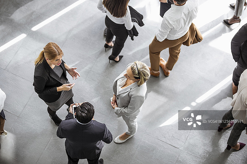 商人在走廊里讨论图片素材