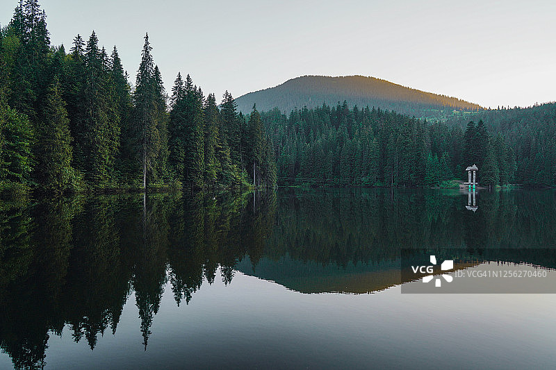 山区中锡内维尔湖的迷人景色图片素材