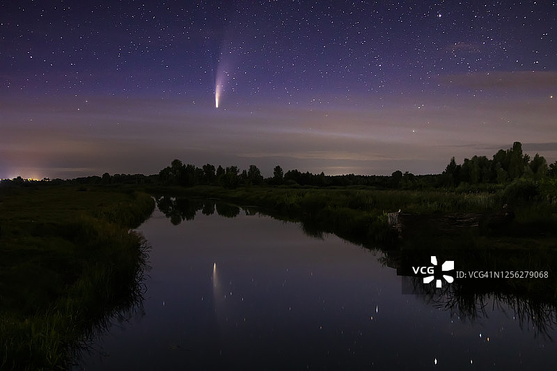 日出时分河面上的Neowise C/2020 F3彗星图片素材