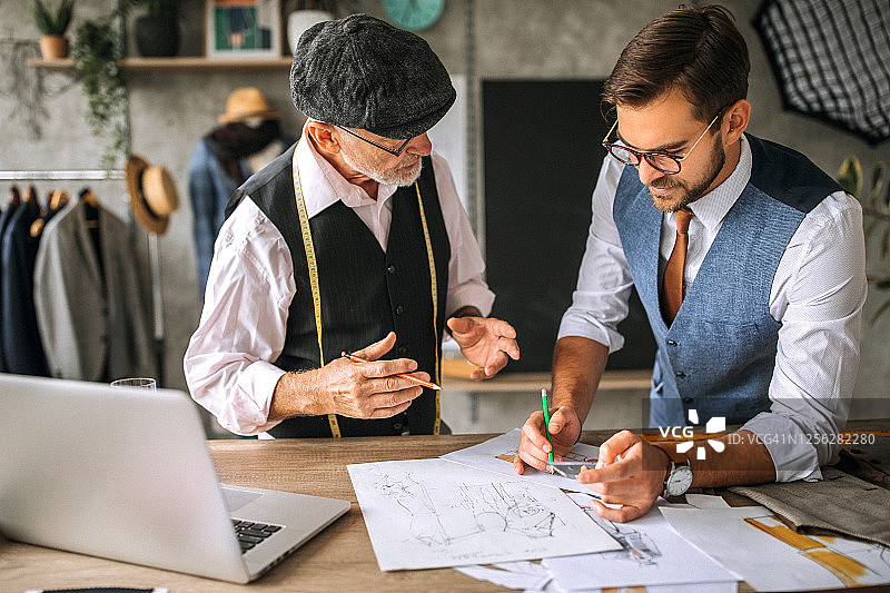 年长的布料设计师教他的儿子图片素材