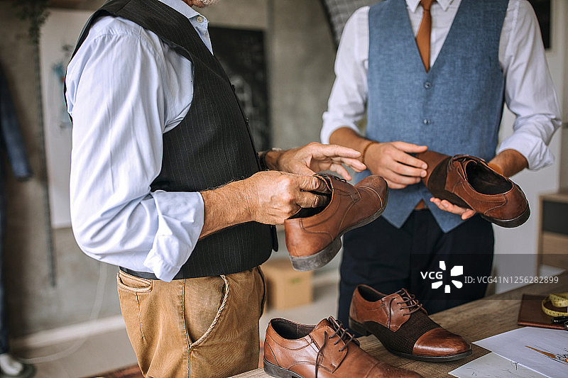 年长的专业裁缝教儿子关于鞋子的知识图片素材