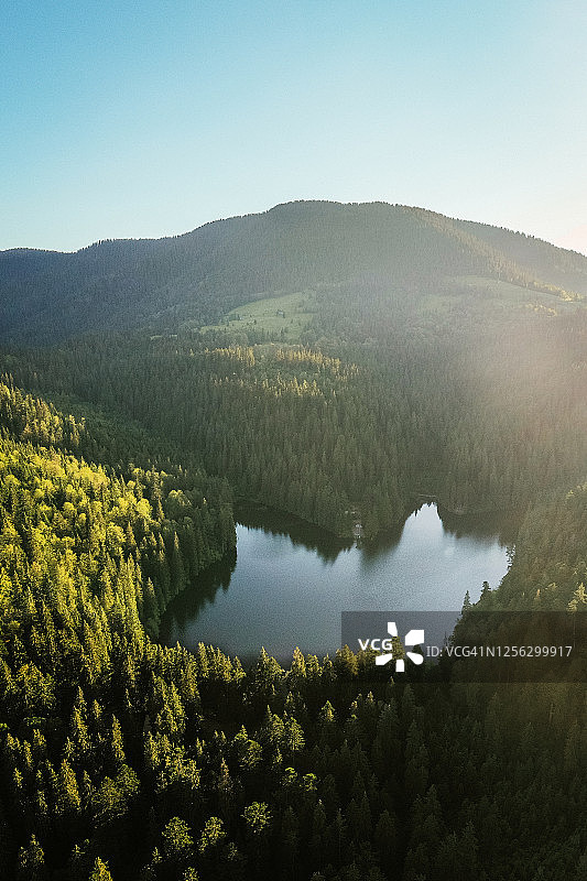 山中西内维尔湖的航拍美景图片素材