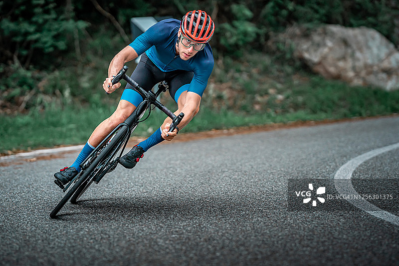 在沥青路弯道上的自行车赛车手图片素材