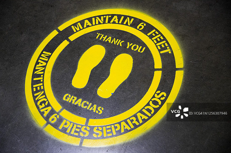 保持社交距离标志图片素材