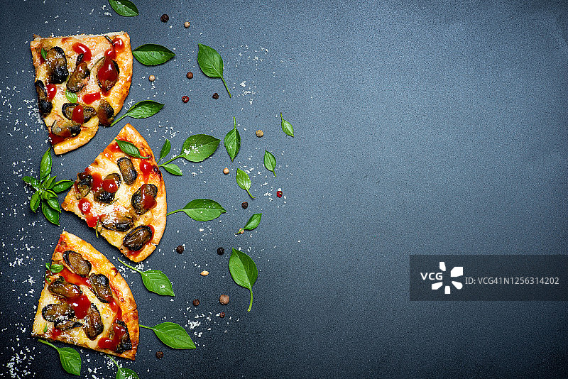 贻贝奶酪海鲜披萨，罗勒点缀图片素材