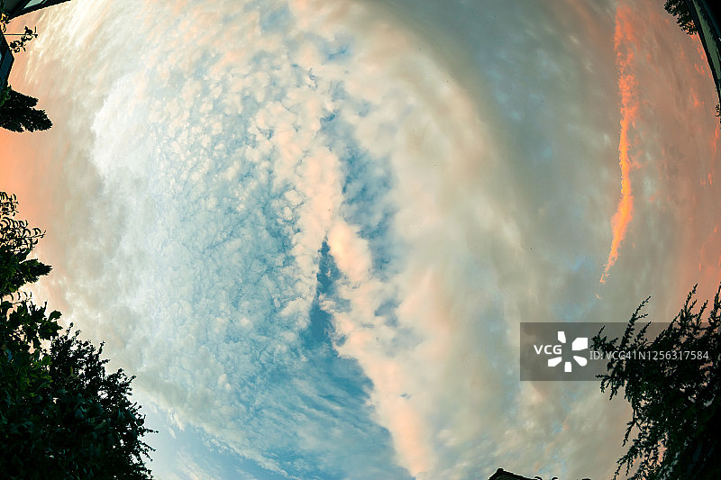 鱼眼镜头下的日落云彩图片素材