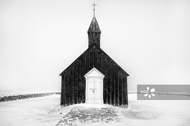 冰岛斯奈山半岛布迪尔黑教堂上的暴风雪图片素材
