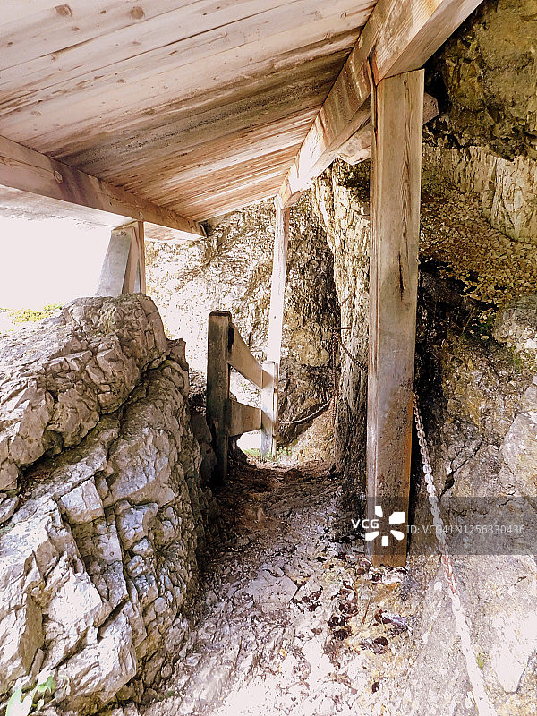 在欧洲阿尔卑斯山瀑布下行走图片素材