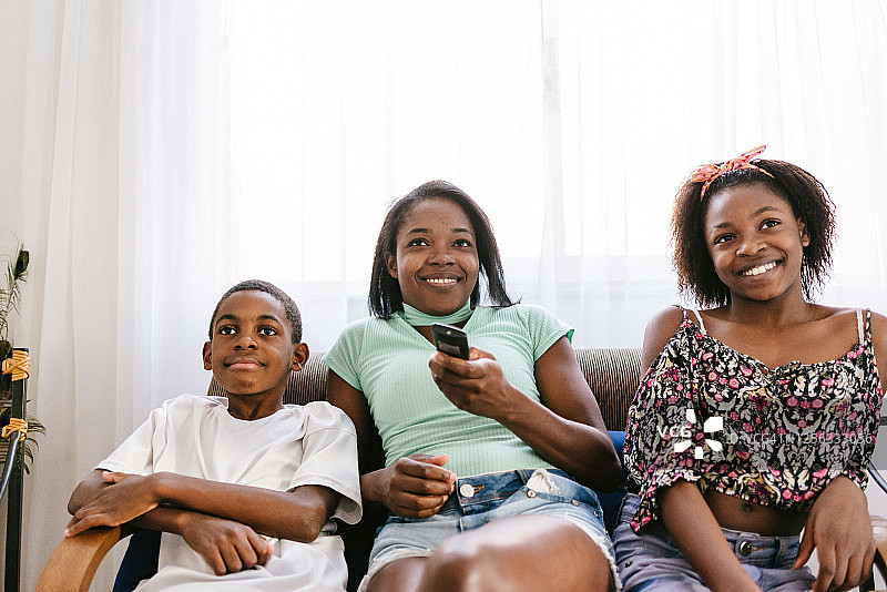 母亲和几个孩子在家看电视图片素材